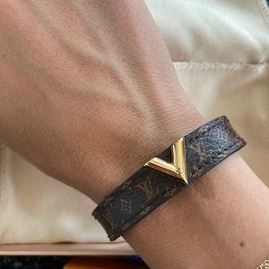 Louis Vuitton Essential V Bracelet